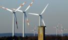 Windkrafträder in der Eifel bei Bitburg (Archivfoto vom 16.02.2002). Die rheinland-pfälzische CDU fordert für den Ausbau der Windkraft klare Einschränkungen. Die Anlagen sollten nur mit einem Mindestabstand von 1000 Metern zu Wohngebieten errichtet werden dürfen, sagte am Dienstag (09.03.2004) der CDU-Umweltpolitiker Alexander Licht. Innerhalb der Landesregierung wird zur Zeit über eine Neuregelung des Mindestabstandes diskutiert. Foto: dpa/lrs (zu dpa lrs 7217) Foto: dpa