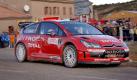 Sébastien Loeb fährt in einem Citroën als erster über die Ziellinie. Es ist der vierte Gesamtsieg des Franzosen. An seiner Seite sitzt stets Beifahrer Daniel Elena. Foto: dpa