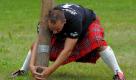 Ein Mitglied des Bernauer Bären Clan wirft bei den ersten Berliner Highland Games einen Baumstamm über die Wiese. Das Spektakel läuft noch bis Sonntag. Foto: dapd