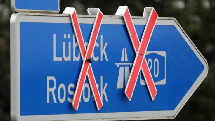 Aktuell ist die Autobahn in Richtung Rostock komplett gesperrt, in Richtung Stettin ist noch eine Spur befahrbar.