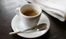 Für das 125-Milliliter-Tässchen voll Kaffee sind 140 Liter Wasser geflossen. 1100 Tropfen Wasser für einen Tropfen Kaffee, rechnet das Water Footprint Network vor. Die wasserfreundliche Alternative: Tee. Der benötigt nur 30 Liter Wasser für den Viertelliter. Für den weltweiten Kaffeekonsum werden jährlich 120 Milliarden Kubikmeter aufgewendet  anderthalbmal so viel Wasser, wie der Rhein jährlich ins Meer befördert. Foto: ddp