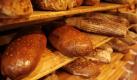 Vollkorn ist nicht gleich voll Korn. Viele Brote werden mit Farbstoffen dunkler gefärbt und sehen somit wie Vollkornbrot aus. Die Bilanz der Inhatlsstoffe gleicht jedoch der von Weißbrot. Dunkles Brot ist also nicht in jedem Fall gesünder als weißes. Foto: ddp