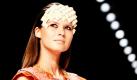 Eine Model präsentiert eine Kreation des deutschen Modedesigner Marcel Ostertag auf der Fashion Week in Berlin. Foto: ap