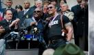 P.K. Highsmith (Samuel L. Jackson, l.) und Christopher Danson (Dwayne Johnson) sind die beliebtesten Cops der Stadt. Spektakuläre Verfolgungsjagden sind ihr Metier. Doch das Duo segnet auf höchst amüsante Weise das Zeitliche. Bei einer Verfolgungsjagd springen sie vom Dach eines Hochhauses, um in den Büschen zu landen. Problem: Da sind keine Büsche, sondern nur der Bürgersteig. Foto: Sony Pictures