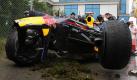 In der Boxengasse des Grand Prix der Türkei betrachten Fotografen und Kameraleute das kaputte Auto von Sebastian Vettel. Der Formel-1-Weltmeister kam beim ersten Training auf nasser Strecke vom Kurs ab und krachte mit seinem Wagen in die Leitplanken. Vettel selbst blieb unverletzt. Foto: dapd