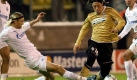 Anatoli Timoschtschuk (l.) hat schon gegen die ganz Großen gespielt, hier im Duell gegen Juves Mauro Camoranesi. Deshalb musste Bayern ja auch 11 Millionen Euro zahlen. Foto: dpa
