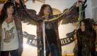Steven Tyler (Aerosmith) präsentiert im Kaufhaus Macy's am Broadway in Manhattan zusammen mit seinen beiden Töchtern Mia (links) und Chelsea die neue Kollektion des Labels «Andrew Charles». Die Kollektion sei an den Stil der 1970er Jahre angelehnt. Foto: dapd