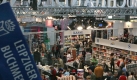 R wie Rekordzahlen 
Im Frhjahr 2008 kamen 129.000 Besucher auf das Messegelnde nach Leipzig. Zu sehen waren 2.345 ausstellende Verlage aus 39 Lndern. Und irgendwo dazwischen schwirrten rund 2.700 Journalisten herum. Foto: dpa