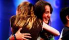 Elizabeth Platz und Julianna M. Canabal-Rodriguez (beide 13) umarmen sich gegenseitig, nachdem sie erfahren haben, dass sie es ins Finale des 2010 Scripps National Spelling Bee (einem Buchstabierwettbewerb) in Washington geschafft haben. Foto: ap