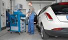 Bei Fahrzeugen mit Hochvoltsystemen dürfen daher selbst mechanische Tätigkeiten wie ein simpler Ölwechsel nur von elektrotechnisch unterwiesenen Personen ausgeführt werden.


 Foto: pi