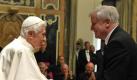 Im Vatikan gratuliert der bayerische Ministerpräsident Horst Seehofer Papst Benedikt zum 85. Geburtstag. Foto: epa/Osservatore Romano Foto: dpa