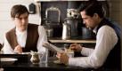 Die Ermordung des Jesse James durch den Feigling Robert Ford (61 Zeichen) ist ein schwermütiger Western von Regisseur Andrew Dominik. Brad Pitt und Casey Affleck verkörpern darin in brillianter Manier Jesse James, den legendären amerikanischen Banditen ohne Skrupel, sowie dessen schüchternen Bewunderer Robert Ford. Dieses atmosphärisch dicht inszenierte und überaus ästhetisch fotografierte Drama, an dessen Ende der nach James' Anerkennung strebende Ford sein großes Idol umbringt, ist kein typischer Genrefilm. Foto: TM and Warner Bros. Entertainment Inc.