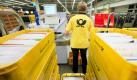 Eine Mitarbeiterin der Deutschen Post AG befüllt am Mittwoch (17.02.2010) die neue Sortiermaschine im Briefzentrum Suhl mit Briefpost. In dem Zentrum arbeiten 70 Mitarbeiter in drei Schichten. 420 Millionen Euro investiert die Deutsche Post in diesem Jahr in die Modernisierung der Sortieranlagen in den 82 nationalen Briefzentren. Foto: Michael Reichel dpa/lth +++(c) dpa - Bildfunk+++ Foto: dpa