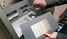 Während die Daten von EC-Karten wie in diesem gestellten Bild elektronisch ausgelesen werden können, sind Kreditkartendaten wie im aktuellen Fall auch nach der Nutzung noch gefährdet. Foto: dpa