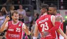 P. J. Tucker (r), Casey Jacobsen (M) und Anton Gavel bejubeln den Finaleinzug. Foto: Fabian Stratenschulte Foto: dpa