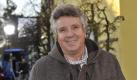 Der Schauspieler Michael Schanze lächelt am Donnerstag (10.12.2009) während einer Drehpause zur Fernsehserie 'Dahoam is Dahoam' in Dachau (Oberbayern). Schanze steht bereits seit drei Wochen als Musikproduzent für die Serie vor der Kamera. Die erste Folge mit ihm wird im Januar 2010 im Bayerischen Fernsehen ausgestrahlt. Die Serie handelt von den Erlebnissen der Einwohner des fiktiven oberbayerischen Dorfes Lansing. Foto: Ursula Düren dpa/lby +++(c) dpa - Bildfunk+++
 Foto: dpa
