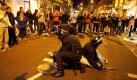 Police arrest a man for looting in Clapham Junction in south London, Monday, Aug. 8, 2011. Violence and looting spread across some of London's most impoverished neighborhoods on Monday, with youths setting fire to shops and vehicles, during a third day of rioting in the city that will host next summer's Olympic Games. (AP Photo/Simon Dawson) Foto: dapd