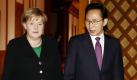 Deutschland will Zusammenarbeit mit Südkorea stärken
Vorspann: 	
Text: 	

Seoul (dpa) - Südkoreas Präsident Lee Myung Bak hat Bundeskanzlerin Angela Merkel um Unterstützung für ein erfolgreiches G20-Gipfeltreffen in Seoul gebeten. Mit Hilfe Deutschlands sollten die Vereinbarungen des Treffens der Finanzminister und Notenbankchefs der G20 vor drei Wochen verwirklicht werden, teilte das Präsidialamt in Seoul am Donnerstag nach einem Treffen zwischen Lee und Merkel kurz vor Beginn des zweitägigen Gipfels mit.

Die Finanzminister hatten unter anderem angekündigt, angesichts des internationalen Währungsstreits von einem Abwertungswettlauf Abstand zu nehmen. Auch solle die Zusammenarbeit beim Abbau von Ungleichgewichten in der Weltwirtschaft gestärkt werden. Beim Gipfel in Seoul wollen die Staats- und Regierungschefs der 20 stärksten Volkswirtschaften bis zum Freitag außerdem die Diskussionen um die Finanzmarktreformen fortsetzen.

Merkel habe Lee Unterstützung für die Ausrichtung des Gipfels zugesichert, hieß es. Sie habe Südkoreas Bemühungen zur Kenntnis genommen, «mit den betroffenen Ländern konkrete Ergebnisse zu erzielen».

Lee habe beim Treffen mit der Kanzlerin außerdem den Wunsch geäußert, die Zusammenarbeit mit Deutschland bei erneuerbaren Energien auszubauen. Auch in den Bereichen Wissenschaft und Technologie sollten beide Länder enger zusammenarbeiten. Es habe Einigkeit geherrscht, dass der Kontakt zwischen den Bürgern und nicht nur zwischen den Regierungen beider Länder aktiver gefördert werden müsse, hieß es.

Deutschland ist Südkoreas wichtigster Handelspartner in der Europäischen Union. Südkorea ist für Deutschland der drittwichtigste Handelspartner in Asien nach China und Japan. Es ist der erste Besuch Merkels in Südkorea.

# dpa-Notizblock

## Orte - [Gespräche](Seoul, Südkorea)

* * * * Die folgenden Informationen sind nicht zur Veröffentlichung bestimmt

## dpa-Kontakte - Autor: Dirk Godder, +82 2 7383808, - Redaktion: Martin Fischer, +49 30 285231302,

dpa dg xx n1 fi Foto: dpa