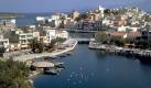 Neben Rhodos ist Kreta die wohl beliebteste griechische Urlaubsinsel. Malerische Stadtansichten wie diese von Agios Nikolaos locken jährlich tausende Touristen an. Foto: Griechische Zentrale für Fremdenverkehr/dapd