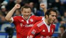 Stier in der Schalker Arena Direkt nach Wiederanstoß ist Schalke geschockt. Rafinha verliert den Ball leichtfertig gegen Hamit Altintop (vorn), der das zweite Bayern-Tor innerhalb von 70 Sekunden vorbereitet. Ivica Olic (hinten) passt auf Thomas Müller, der nur noch einzuschieben brauchte. Foto: dpa
