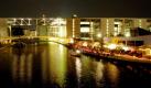 Ein Schiff passiert in der Nacht vom Samstag (17.07.2004) das vollbesetzte Spreeufer am Bundespressestrand in Berlin, im Hintergrund das beleuchtete Reichstagsgebäude und Paul-Löbe-Haus. Zwischen Museumsinsel und Schloss Bellevue sind an der Spree frisch angelegte Uferpromenaden entstanden. Die neue Flusslandschaft kostet knapp 600 000 Euro. Foto: Guido Bergmann dpa/lbn (zu lbn-Korr 'Die Rückkehr der Spree - Berlin entdeckt seinen Fluss wieder' vom 18.07.2004)
pixel Foto: dpa