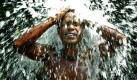 Kalte Dusche gegen die Hitze: Ein Dorfbewohner im Osten Indiens nimmt eine Dusche, das Wasser sprudelt aus einem defekten Rohr. Im Bundesstaat Orissa  sind die Sommerferien vorgezogen worden, da das Land unter einer Hitzewelle leidet. Der Hitzerekord liegt bei 47,1 Grad Celsius. Foto: ap