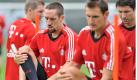 Bayern Münchens Franck Ribery (2.v.l.) dehnt sich während einer Trainingseinheit am Montag (02.08.2010) auf dem Vereinsgelände des Rekordmeisters in München (Oberbayern). Es ist das erste Trainig der neuen Saison, in der elf WM-Spieler wieder mit dabei sind. Foto: Peter Kneffel dpa/lby +++(c) dpa - Bildfunk+++ Foto: dpa