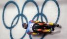 Tony Benshoof of the United States practices during a men's singles luge training session at the Vancouver 2010 Olympics in Whistler, British Columbia, Wednesday, Feb. 10, 2010. (AP Photo/Michael Sohn) Foto: ap