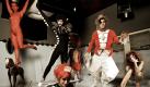 Der Schweizer Tobias Jundt ist das einzige feste Mitglied von Bonaparte. Bei Konzerten der Disco-Punkband aus Berlin stehen aber bis zu 20 Leute auf der Bühne. Denn Bonaparte sind nicht nur eine Band, sondern ein Kunstprojekt, ein Lebensgefühl, oder - wie der Tagesspiegel meint - ein Vielvölkerstaat, regiert vom Partykaiser. Und in jedem Fall ein Erlebnis. Foto: FKP Scorpio/Melissa Hostetler