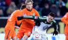 Verbissener Kampf in Wolfsburg: Weder Bremens Marko Marin (links) noch Wolfsburgs Sascha Riether konnten dem müden Spiel eine Wendung geben. Foto: dapd