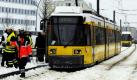 Rettungskräfte der Berliner Feuerwehr stehen auf der Prenzlauer Allee vor einer Straßenbahn, die zuvor eine Frau überrollt hatte. Die Frau war im Stadtteil Prenzlauer Berg von der Tram überfahren und schwer verletzt worden. Die Seniorin wurde von einem Notarzt behandelt und anschließend in ein Krankenhaus gebracht. Foto: ddp