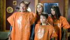 Nach einem Regenguss sucht Chaoscamper Bob Munro (l, Robin Williams) mit seiner völlig durchnässten Familie (l-r, Cheryl Hines, Josh Hutcherson und Joanna 'Jojo' Levesque) in einer Bar Zuflucht (undatierte Filmszene). In der abenteuerlichen Komödie 'Die Chaoscamper' hat Bob keinen leichten Job als Familienvorstand. So muss er sich etwas einfallen lassen, als sein Chef ihm ausgerechnet dann einen Auftrag erteilt, als eigentlich der Familienurlaub auf Hawaii vorgesehen war. Foto: Sony Pictures (zu dpa-Kinostarts vom 22.06.2006 - ACHTUNG: Verwendung nur für redaktionelle Zwecke im Zusammenhang mit der Berichterstattung über diesen Film!) +++(c) dpa - Bildfunk+++ Foto: dpa