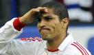 Paolo Guerrero leidet unter schlimmer Flugangst. Diese Angst hat einen realen Hintergrund: Sein Onkel spielte in den 1980er Jahren bei Alianza Lima. Kurz vor dem Gewinn der Meisterschaft 1987 stürzte das Flugzeug mit dem gesamten Kader der Mannschaft ab - niemand überlebte, auch der Onkel des HSV-Spielers starb.  Foto: dpa