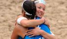 Die Hamburger Beachvolleyballerinnen Laura Ludwig und Sara Goller haben der EM in Berlin ihren Stempel aufgedrückt. Im Finale bezwangen die beiden Golden Girls die Lokalmatadorinnen Katrin Holtwick und Ilka Semmler mit 2:0 (25:23, 21:16). Foto: dpa