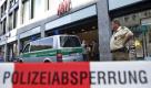 Polizeibeamte sichern am Dienstag (15.06.10) in der Innenstadt von Leipzig den Eingang zu einer Filiale der Bekleidungskette H&M. Eine Geiselnahme in dem Modegeschaeft ist am Dienstagnachmittag unblutig zu Ende gegangen. Wie die Polizei mitteilte, gab der Taeter gegen 15.30 Uhr auf und stellte sich den Beamten. Zu diesem Zeitpunkt habe er noch Geiseln in seiner Gewalt gehabt. Verletzt wurde bei der Geiselnahme laut Polizei niemand. (zu ddp-Text) Foto: Jens Schlueter/ddp Foto: ddp