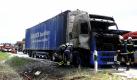 Auf der A4 bei Dresden ging heute nichts mehr: Ein mit Kunststoffabfällen beladener LKW brannte auf der Fahrbahn. Das Führerhaus des  Sattelzugs war während der Fahrt in Brand geraten. Der Fahrer konnte sein Fahrzeug noch auf dem Seitenstreifen abstellen und sich in Sicherheit bringen. Für die Brandbekämpfung und die anschließende Bergung musste die Autobahn zeitweise voll gesperrt werden. Es bildete sich ein mehrere Kilometer langer Stau. Foto: dapd