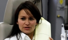 Eine Frau demonstriert die Funktionsweise des Gurt-Airbags, welches der Autohersteller Ford in Michigan vorstellt. Ford plant den neuen Airbag Herbst 2010 einzuführen. Foto: ap