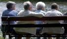 ARCHIV: Senioren sitzen bei strahlendem Sonnenschein auf einer Bank an einem Kanal des Woerlitzer Parkes (Foto vom 19.05.04). Viele Omas und Opas gehen nicht arbeiten. Sie sind in Rente. Obwohl sie keinen Job mehr haben, kriegen sie jeden Monat Geld. Mit dem Rentengeld koennen sie viele Dinge kaufen, zum Beispiel Essen und Trinken. Politiker der Partei SPD streiten zurzeit darueber, ab wann Menschen in Rente gehen koennen. Viele sind dagegen, dass die Rente erst ab 67 Jahren gezahlt werden soll. (zu ddp-Text) Foto: Jens Schlueter/ddp Foto: ddp