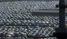 Autos vor der Abfertigung im Hamburger Hafen: Der Export soll im nächsten Jahr deutlich zurückgehen. Foto: Kay Nietfeld/ Archiv Foto: dpa