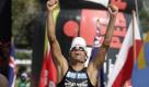 Der Australier Craig Alexander hat den Ironman-Triathlon auf Hawaii gewonnen. Der 38-Jährige meisterte den 220,7 Kilometer langen Wettkampf in 8:00:56 Stunden. Als dritter lief der Deutsche Andreas Raelert ins Ziel ein. Foto: dapd