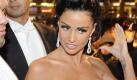 Katie Price zieht die Blicke auf sich. Das Boxenluder mit der üppigen Oberweite wird am heutigen Sonntag 33 Jahre alt. In der Liebe hat sie bisher wenig Glück gehabt, wenigstens kein dauerhaftes. Aus ihrer kurzen Liaison mit dem Fußballspieler Dwight Yorke ging ihr erster Sohn hervor, der mit Behinderungen auf die Welt kam. Ihre Ehe mit dem Sänger Peter André, mit dem sie zwei Kinder hat, endete nach kaum vier Jahren in einem erbitterten Rosenkrieg und wurde im September 2009 geschieden. Foto: dpa