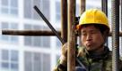 Ein Wanderarbeiter gönnt sich eine Pause auf einer Baustelle in Peking. China will den Wanderarbeitern mehr Sozialleistungen gewähren und ihnen helfen, sich Immobilien zu mieten oder zu kaufen. Foto: ap