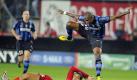 Fast wäre der Titelverteidiger gestrauchelt: Inter Mailand kommt beim Debütanten Twente Enschede nur zu einem 2:2. Samuel Eto'o (r) springt beim Kampf um den Ball über den gestürzten Roberto Rosales von Enschede. Foto: dpa