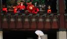 Dieser Artist versucht während eines Kulturfestivals in Seoul die Balance auf einem gespannten Seil zu halten. Foto: Yonhap South Korea Out Foto: dpa