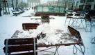 Der Winter ist wieder da: Schnee liegt vor dem Brandenburger Tor in Berlin. Foto: Maurizio Gambarini Foto: dpa