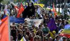 Zahlreiche Demonstranten protestieren am Samstag (23.04.11) während des Ostermarschs in München gegen die Atomkraft. Der Frieden ist der Weg. Mehrere hundert Demonstranten marschierten vom Orleonsplatz zum Marienplatz und protestierten für den Atomausstieg und gegen die Auslandseinsätze der Bundeswehr.
 Foto: dapd