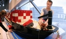 Rene Hoffmeister (rechts) und Fabian Thomforde haben im Wolfsburger Wissenschaftsmuseum Phaeno ein sieben Meter langes Containerschiff aus Lego-Steinen gebaut.  Foto: ddp