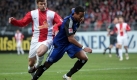 Und die HSV-Fans hatten allen Grund zum Protest. Nachdem die Hanseaten durch Tunay Torun ebenfalls in der ersten Minute in Führung gegangen waren, konnten die Mainzer in den letzten zehn Minuten noch den Ausgleich erringen. Dennis Aogo (r.) hatte in dieser Phase nicht nur gegen den Mainzer Florian Heller alle Hände voll zu tun. Foto: dpa