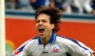 Er ist der absolute Star der finnischen Mannschaft: Jari Litmanen wurde sowohl in seiner Heimat als auch in den Niederlanden, wo er von 2002 bis 2004 für Ajax Amsterdam auflief, zum Fußballer des Jahres gewählt. 2005 spielte er für Hansa Rostock in der Bundesliga. Das Trikot der Finnen trägt er seit 1989, hat seitdem 128 Länderspiele bestritten und 31 Tore erzielt. Damit ist der 38-Jährige nicht nur Rekordtorschütze, sondern auch Rekordnationalspieler Finnlands. Foto: dpa