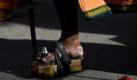 Diese Einlagen sind spitze ... Ein Gläubiger mit Nagel-Sandalen bei einem Hindu-Fest in Singapur. Foto: Stephen Morrison Foto: dpa
